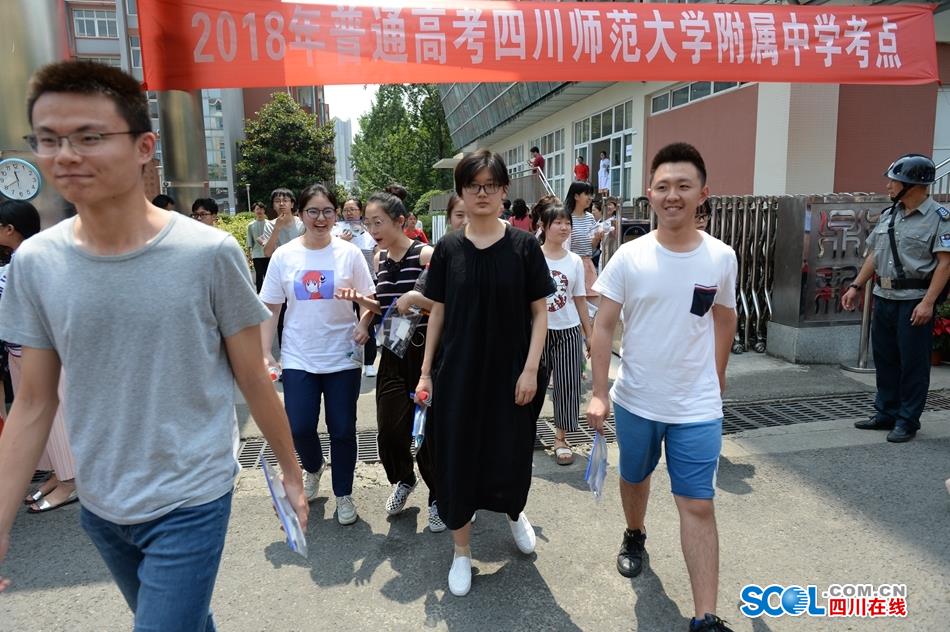 一群裸体女同学玩我jiji
