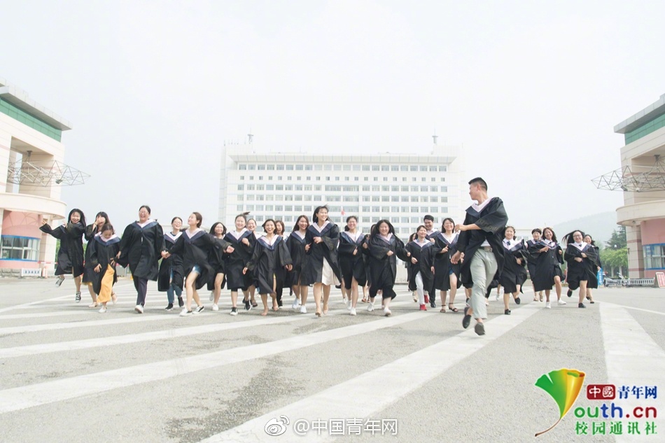 男生女生一起相嗟嗟嗟轮滑鞋
