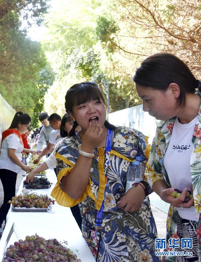 被宿友集体扒开腿调教