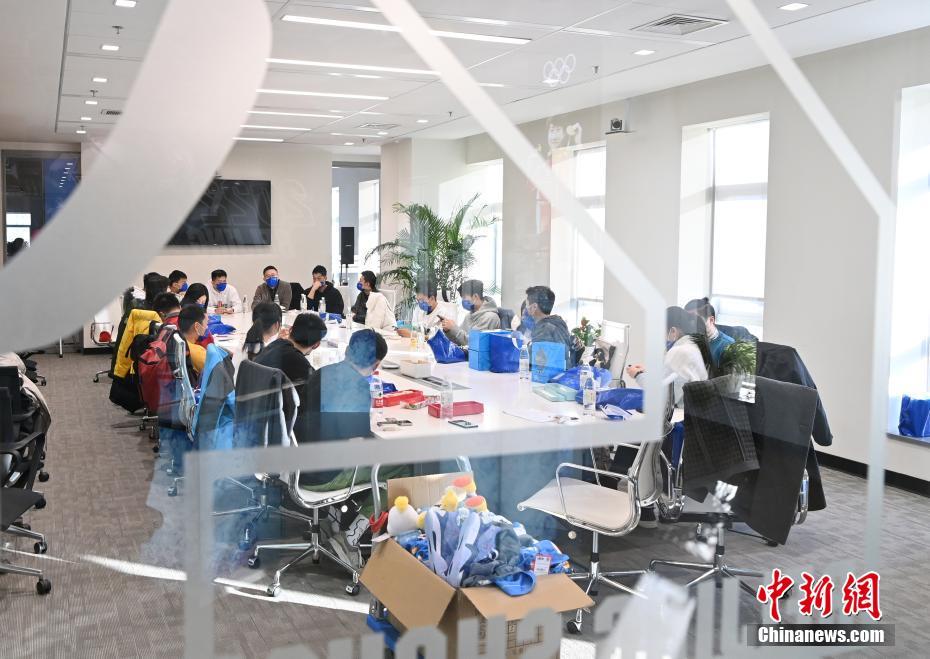 他趴在我两腿中间吸我