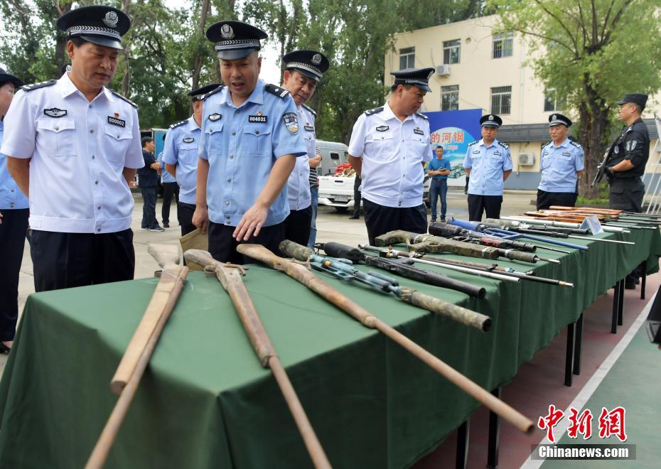 公交车上拨开奶罩揉吮