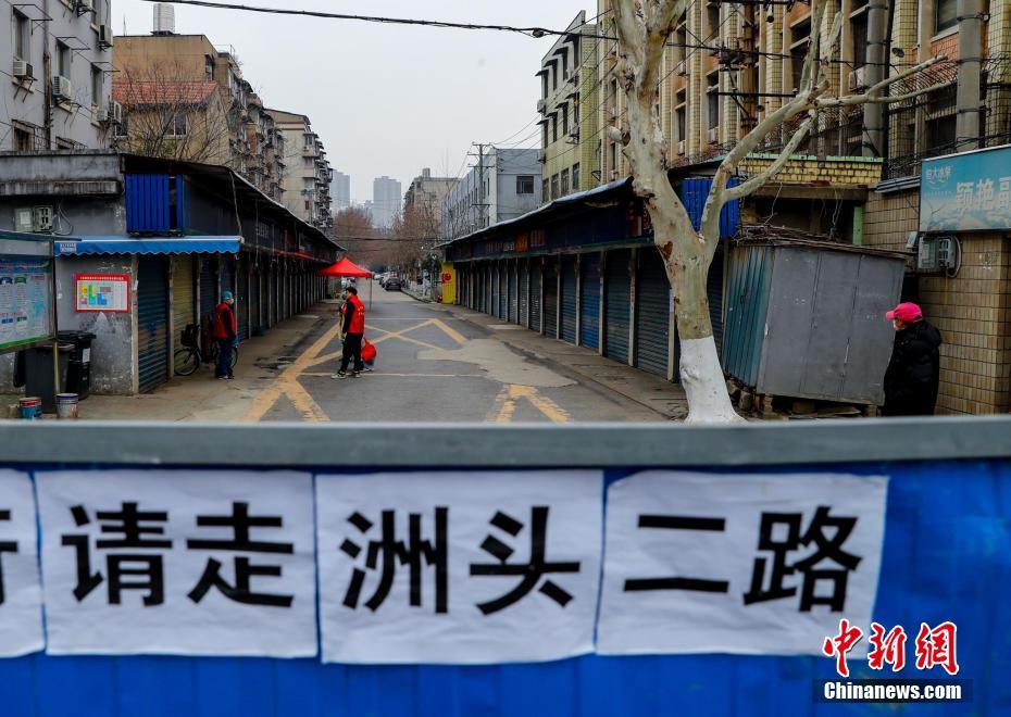 护士扒开胸罩秘 露出奶