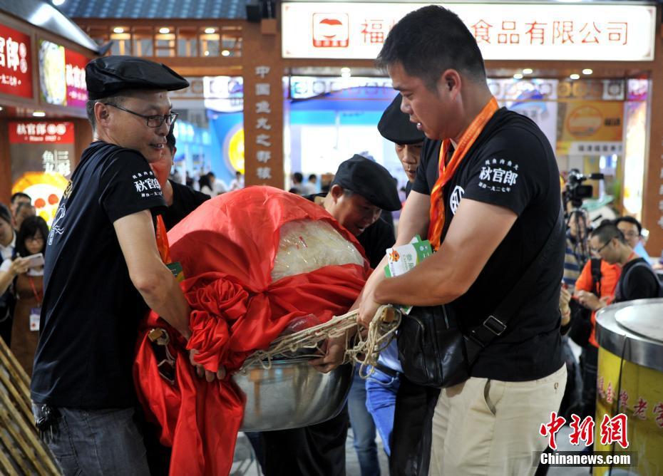 坐在猛男腿上男男精品动漫