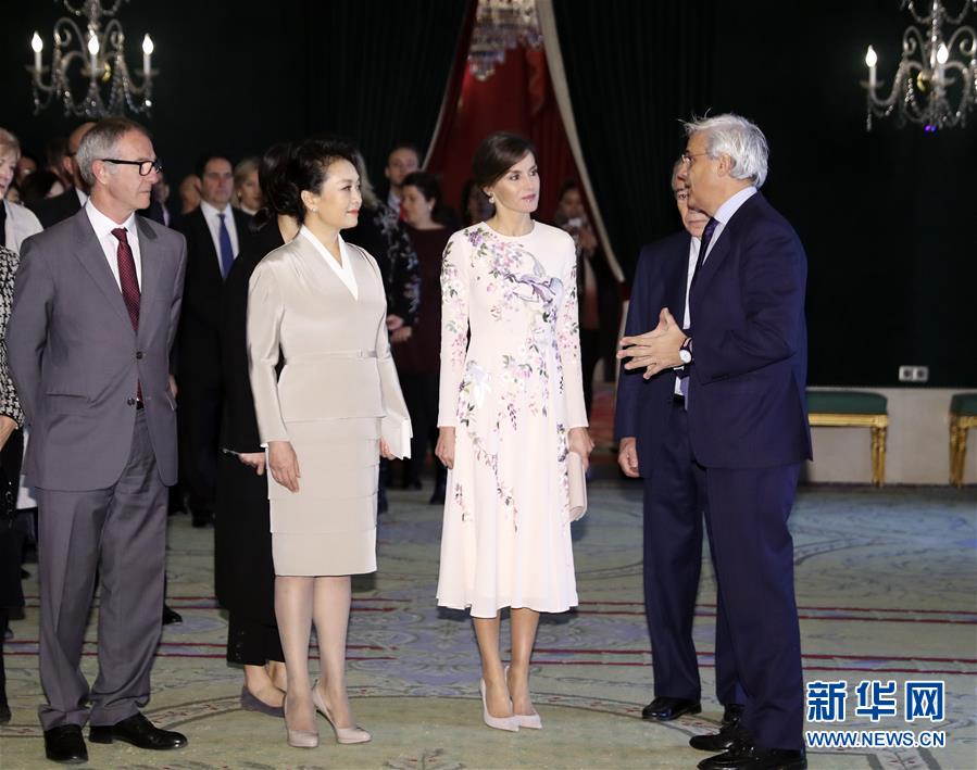 人妻走光