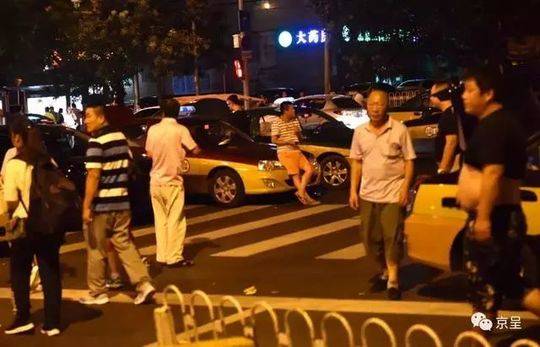 偷拍办公楼女厕尿视频