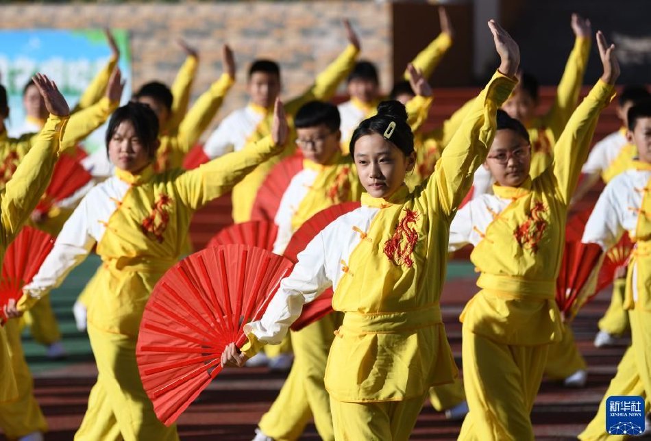 一小孩拿棒棒糖ss游戏,破解版