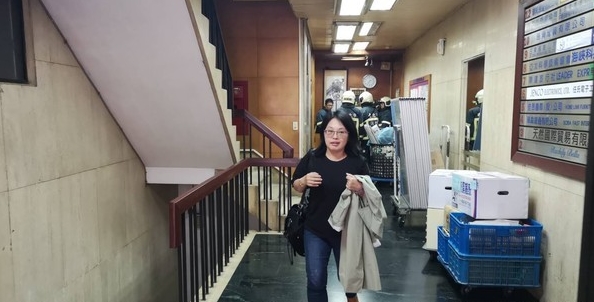 女主播把尿囗扒开给粉丝看
