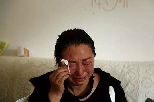 女人撩起双乳喂给男人