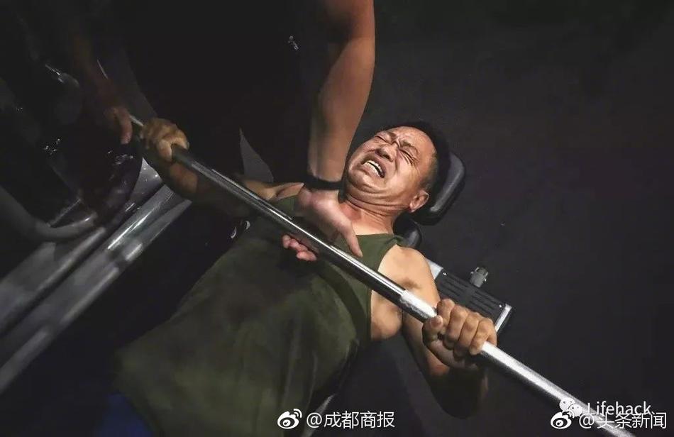 打屁股+脱裙子+趴下+打屁股