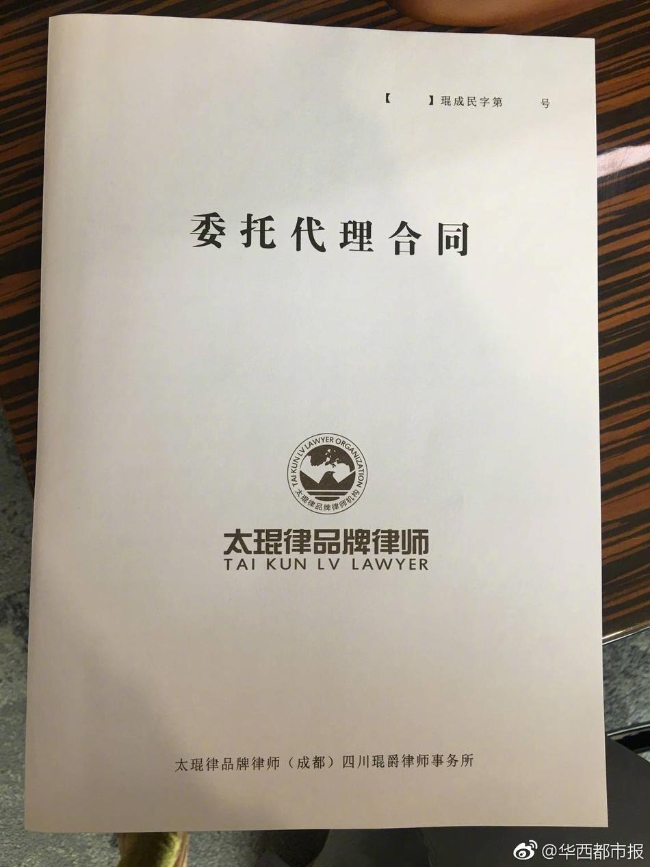 女班长乖乖掀起裙子被打屁股