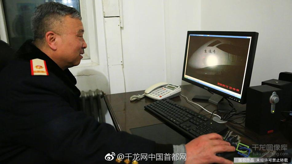 女仆扒开 跪着让客人打屁头像