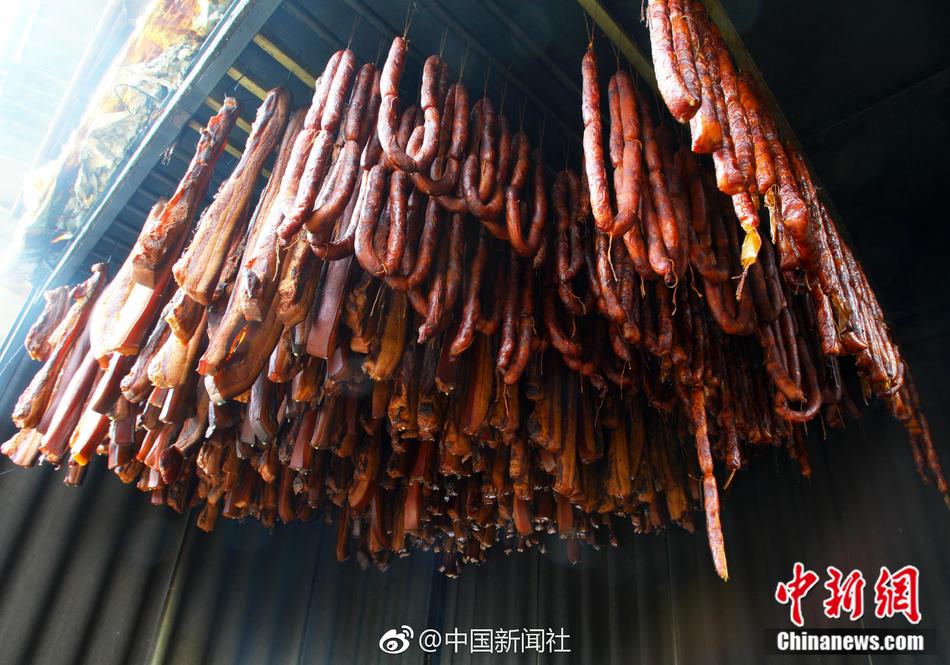 伸进女同桌乳沟里摸爽了电影