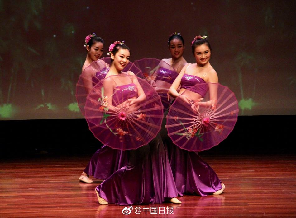 被学长抱进小树林c个爽动漫