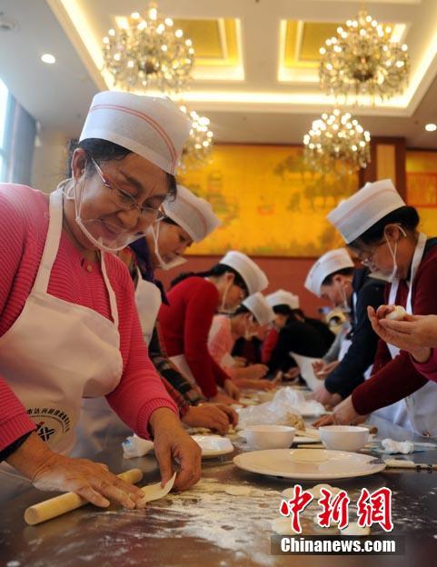 厨房脱岳裙子在后面进去