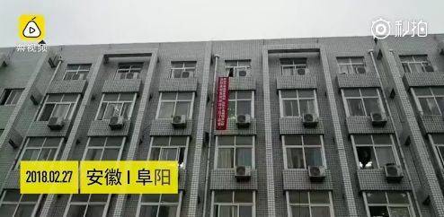 脱了她内裤再猛的进去的动漫