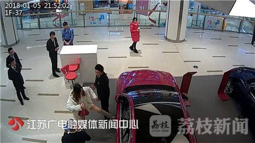 美女露胸