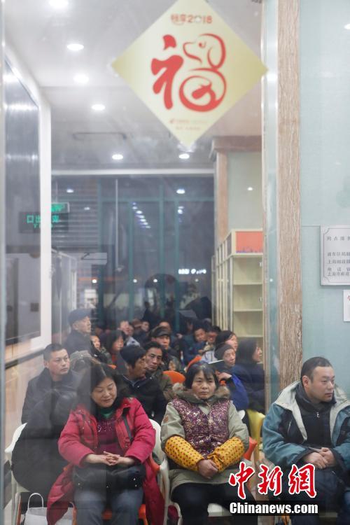 两领导在车上吃我的奶