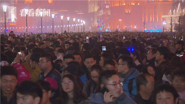 被多男摁住灌浓精电机性器