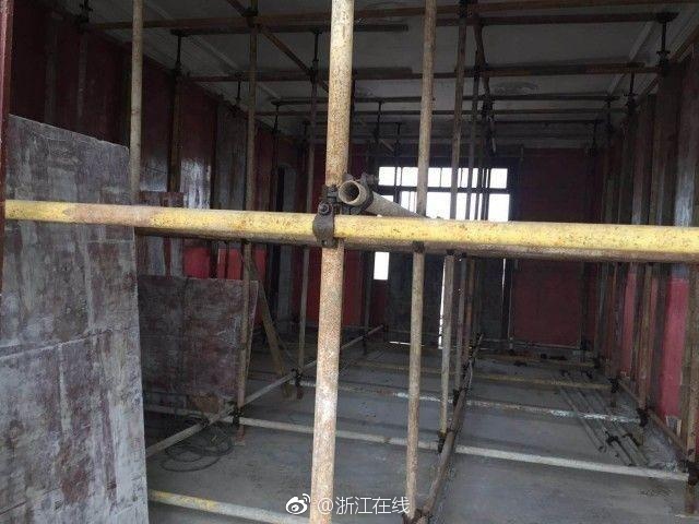 伸进她的小内裤里疯狂揉摸动漫