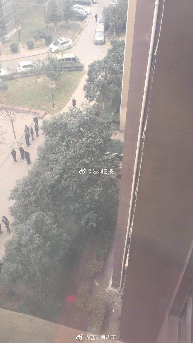 瑶脱了内裤打开腿让人摸