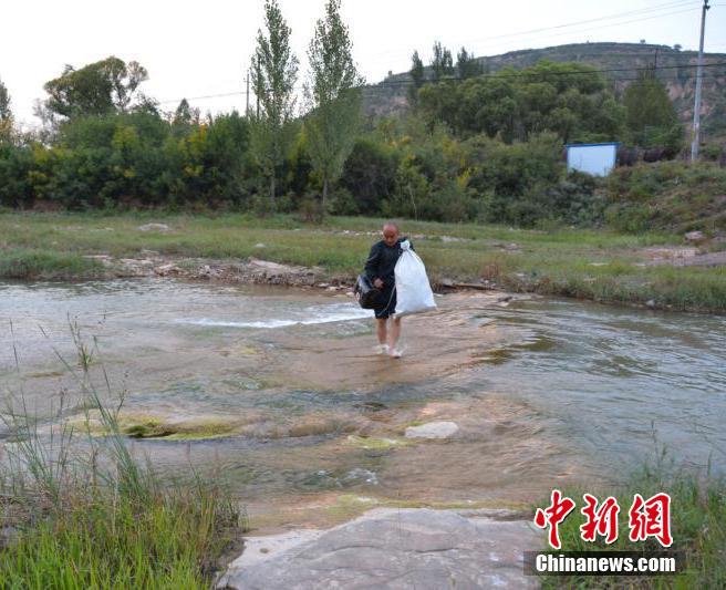 女人扒开腿秘 让男人爽桶