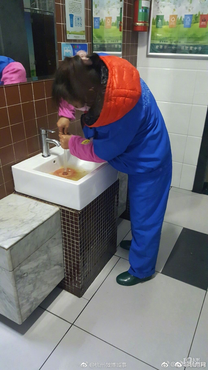 正面偷拍工地女厕201314