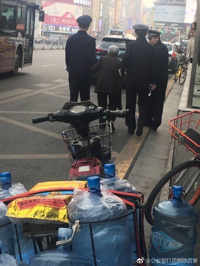 一女三黑人玩4P惨叫