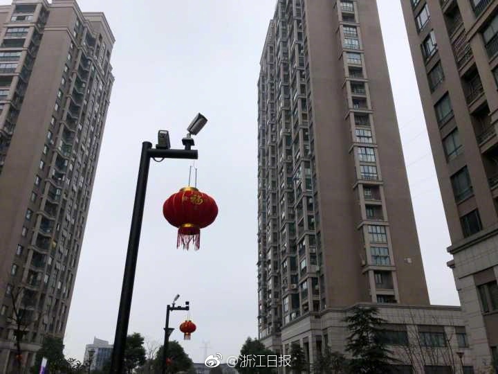 黄色三级片免费国产老师和同学