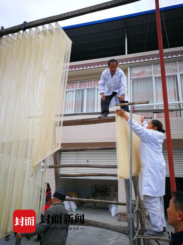 大龟慢慢挺进妈妈身体里
