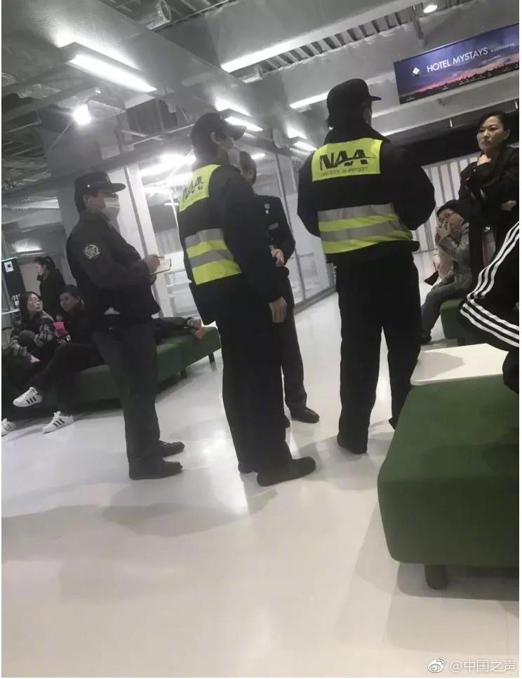 警官摸硬了我的大J8男男