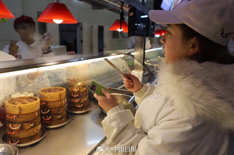 6女7男群交趴 影片
