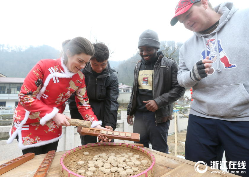 少妇去按摩在线播放