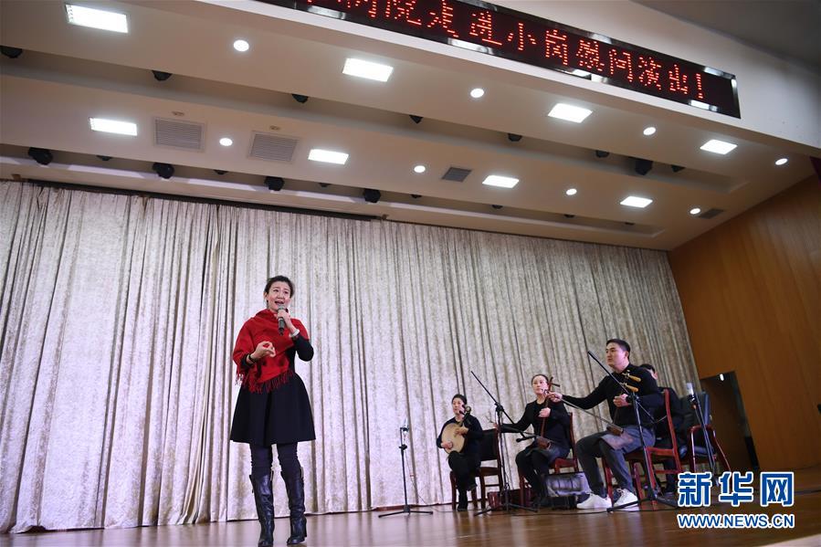 白丝老师掀起裙子让我c