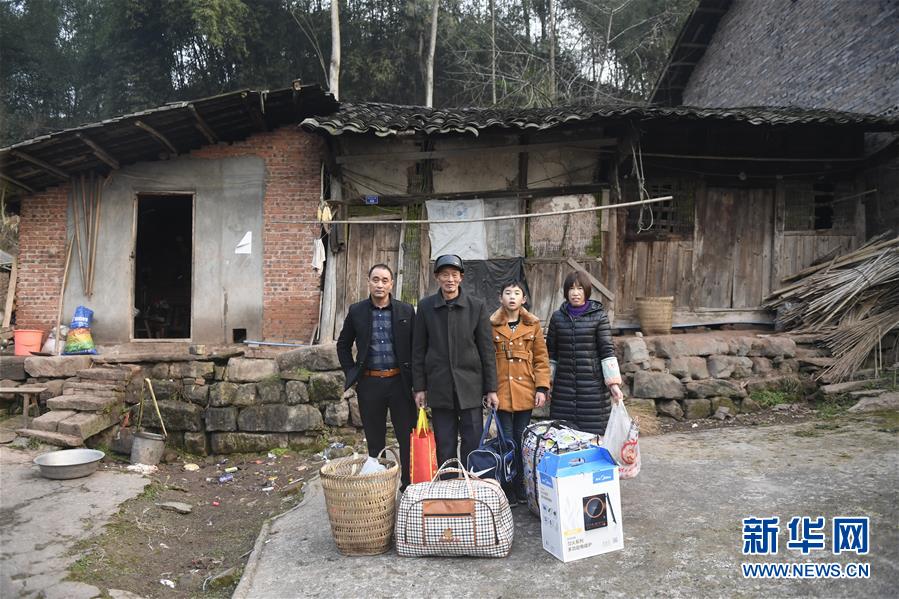 游泳教练在水里含我奶