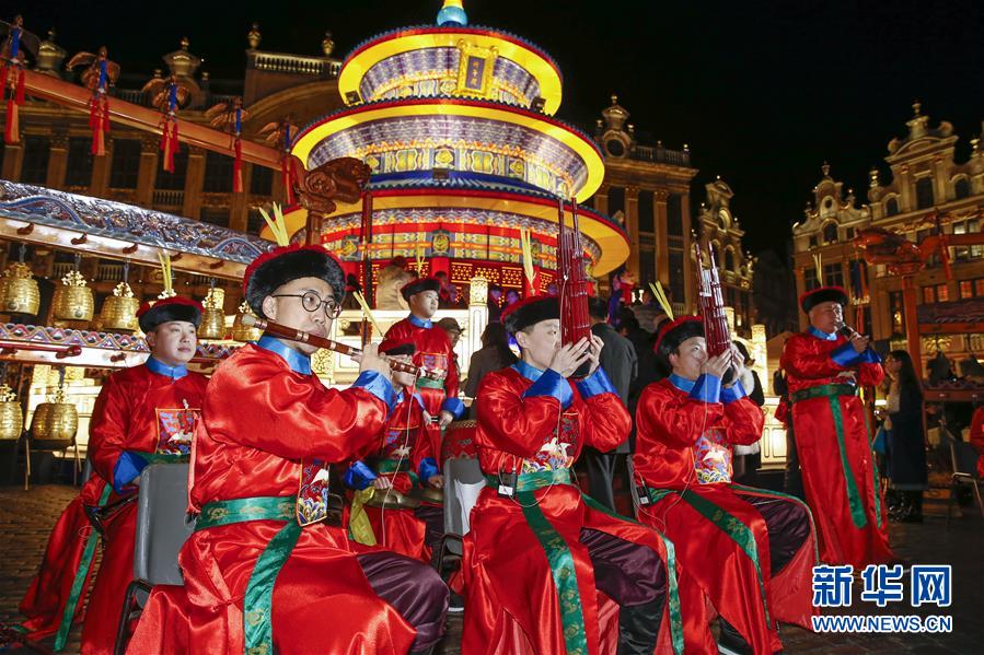 《老师脱了内裤摸爆乳动漫》