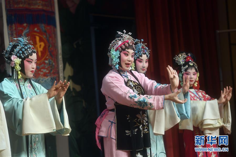 三男玩一女三A片