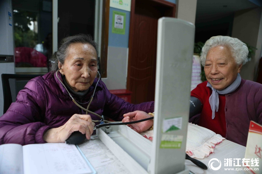 两个女人摸胸