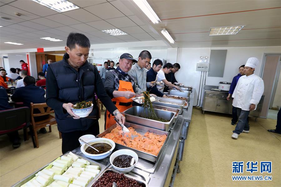 我被两个男人玩3p高潮