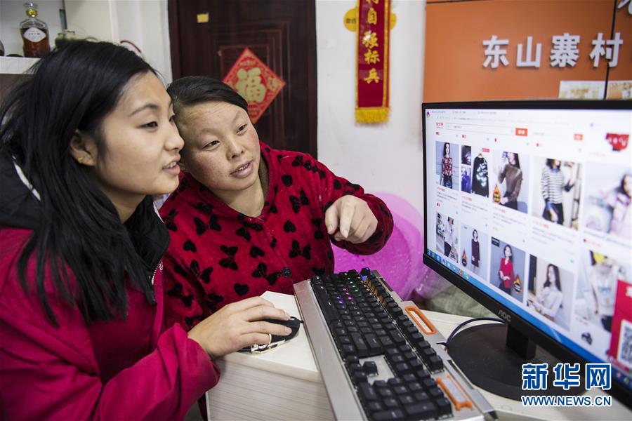 云南男穿西装帅哥看黄色毛片