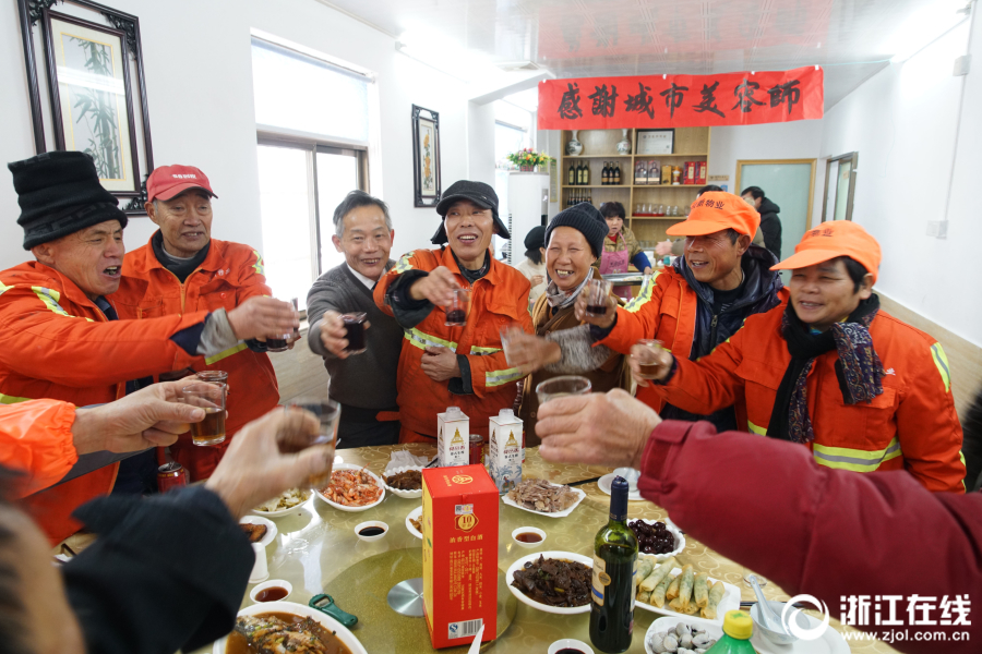 被学长抱进小树林c个爽