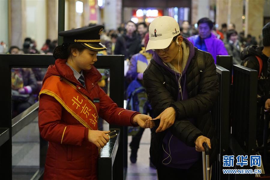 美女扒开尿口给男人桶