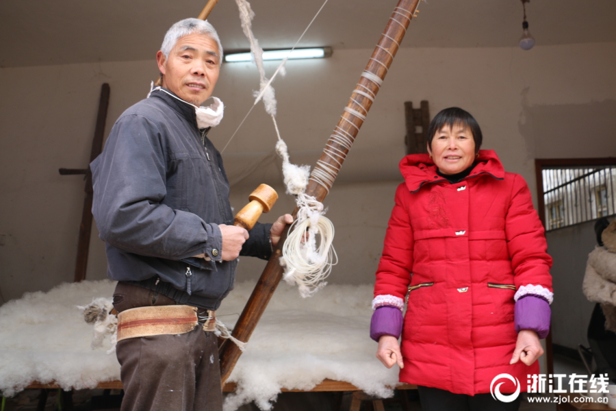 白丝JK裸体被 出水动漫