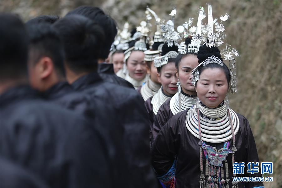 美女扒开尿口让男人捅