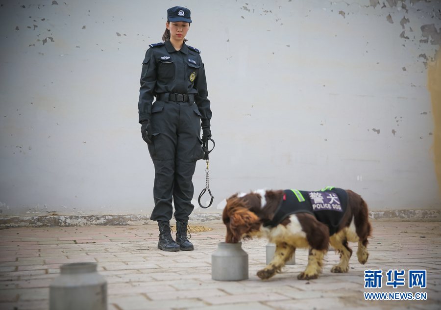 被女同学摁住玩弄小ji ji