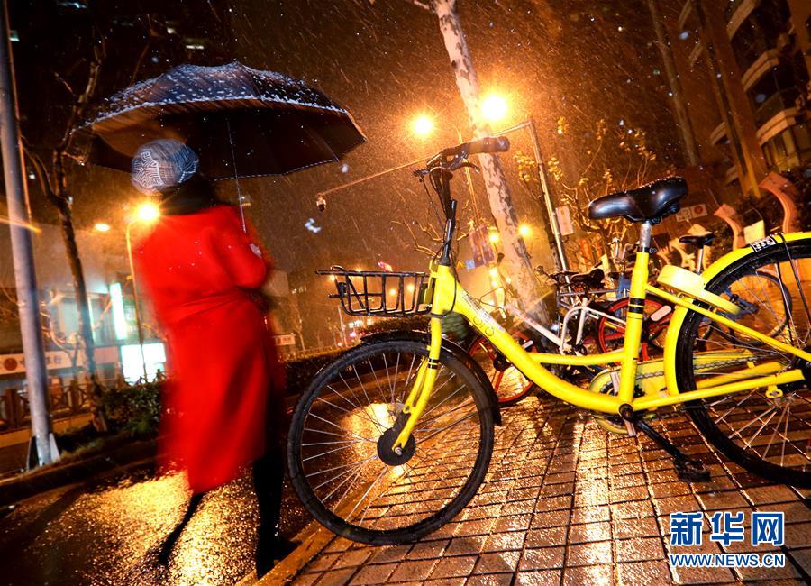美女八开 跪着让客人玩
