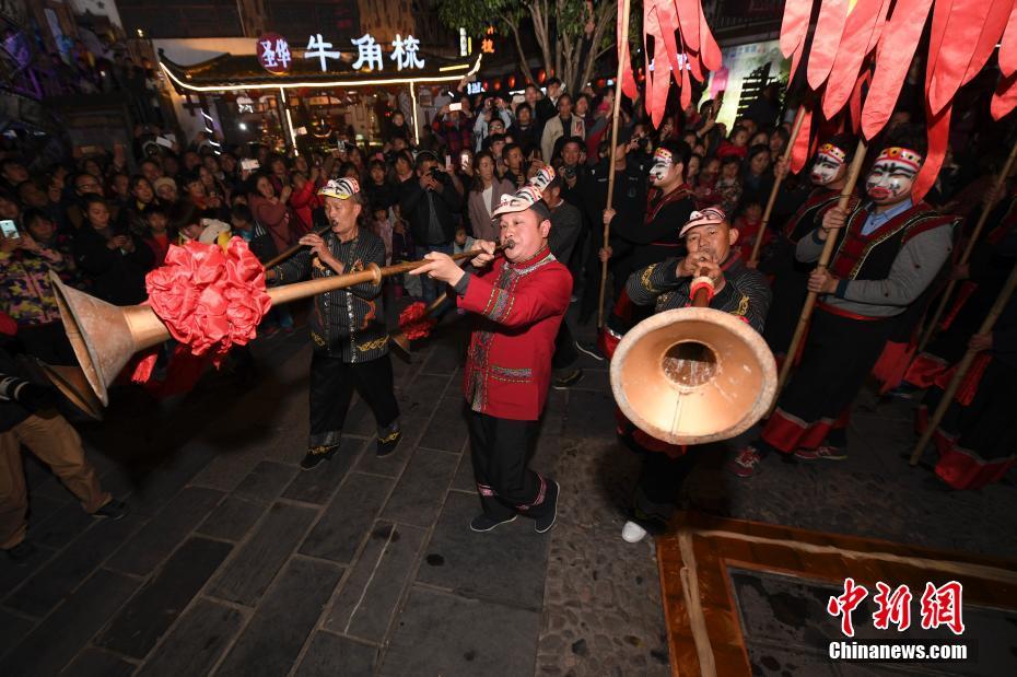 扒下内裤露出打嫩嫩的屁股