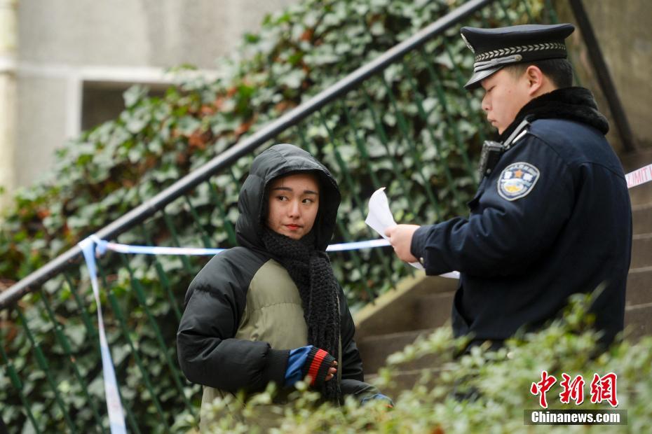 美女扒开腿让男人捅