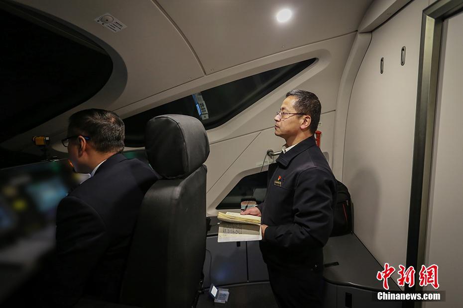 艳妇荡岳丰满交换做爰电影