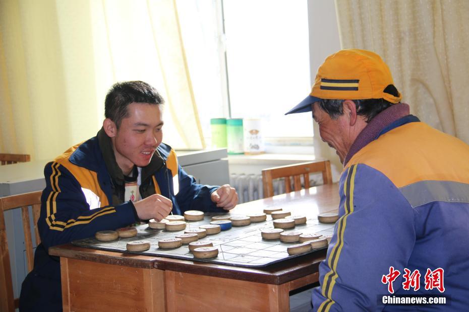 白丝小乔 扒腿爽出白色液体