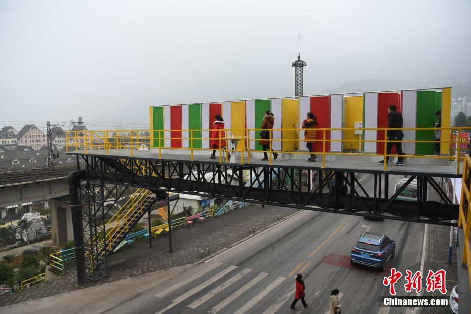 游泳教练在水里含我奶